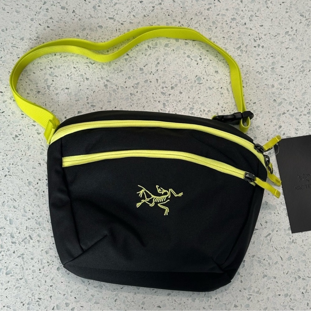 NEW Arc’teryx Mantis 2 Waist Pack in Black/Euphoria